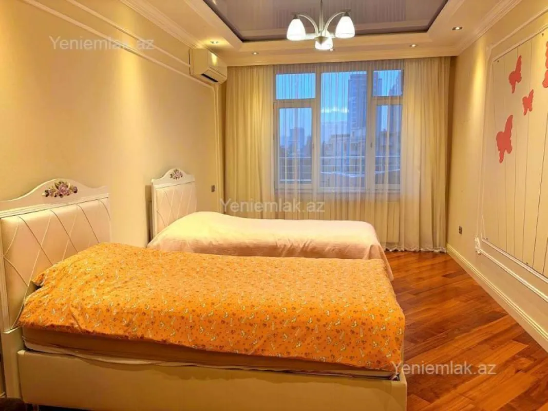 Satılır 4 otaqlı yeni tikili 215.5 m²