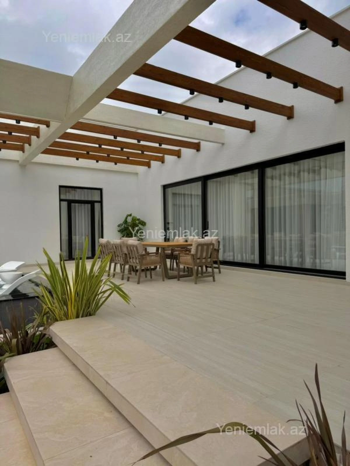 Satılır 5 otaqlı həyət evi 220 m²