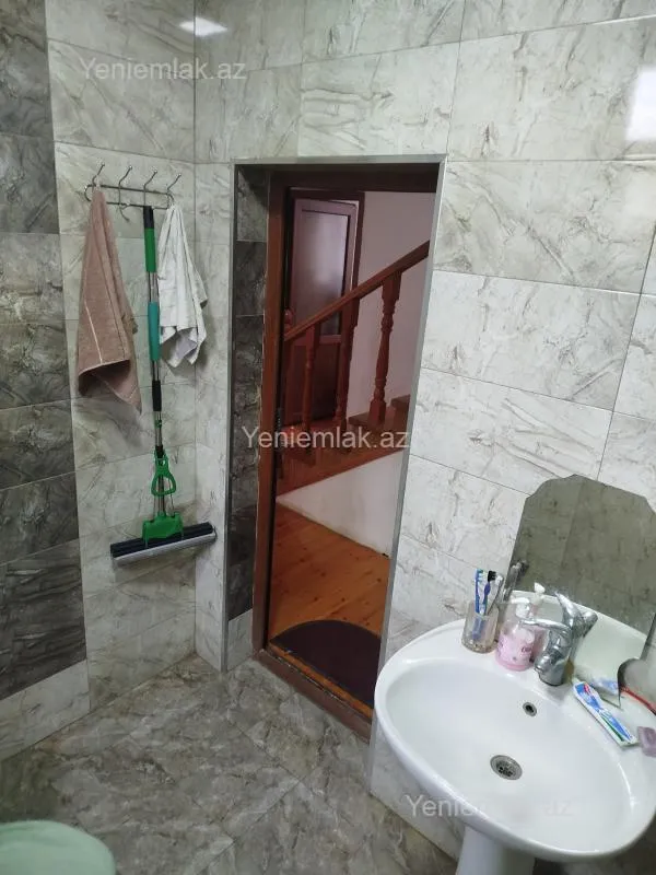 Satılır 5 otaqlı həyət evi 200 m²