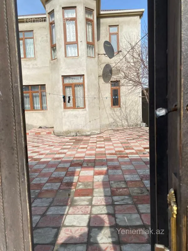 Satılır 5 otaqlı həyət evi 200 m²
