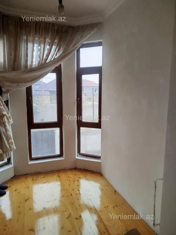 Satılır 5 otaqlı həyət evi 200 m²