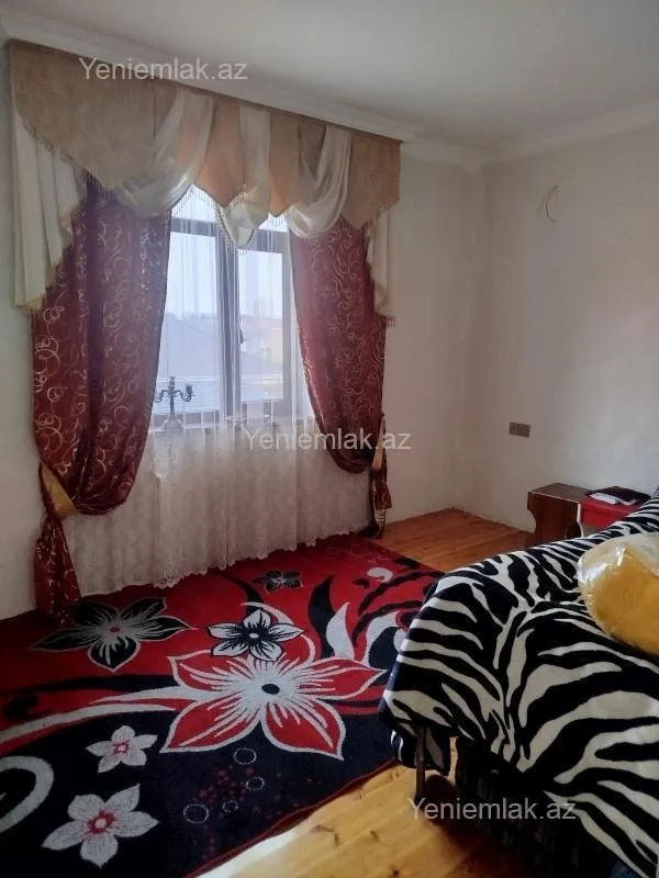 Satılır 5 otaqlı həyət evi 200 m²