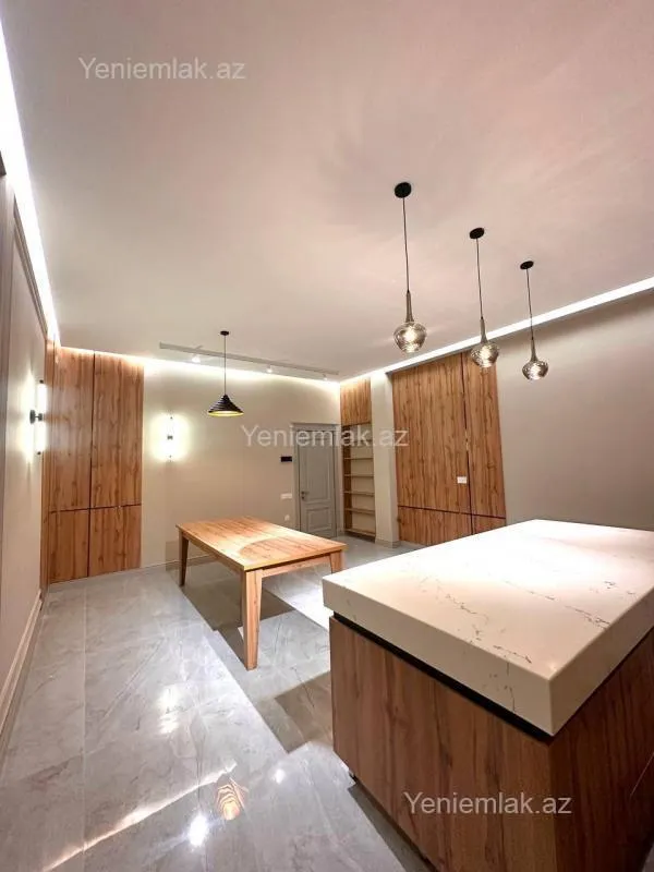 Satılır 9 otaqlı həyət evi 437 m²