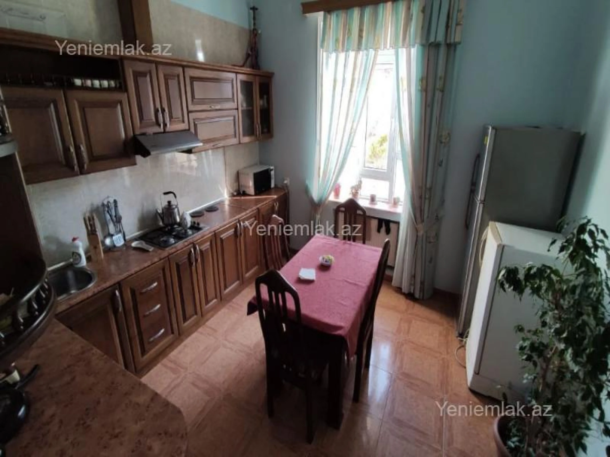 Satılır 8 otaqlı həyət evi 250 m²