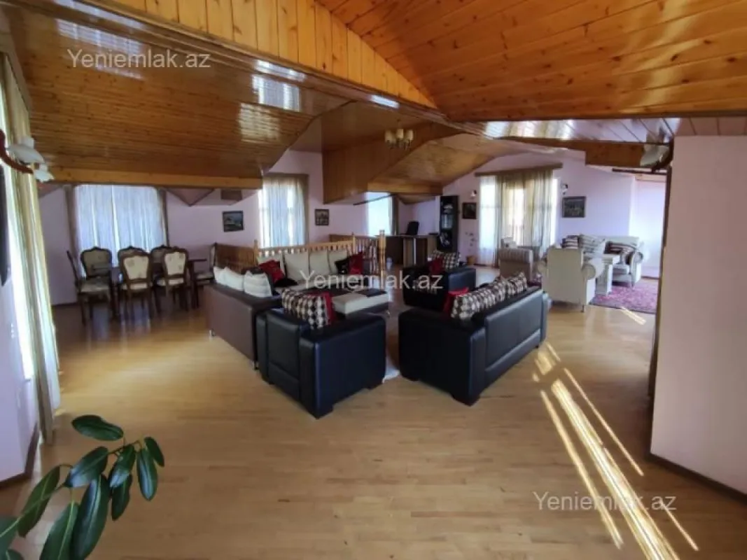 Satılır 8 otaqlı həyət evi 250 m²