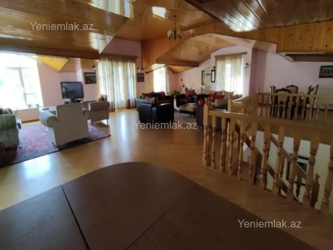 Satılır 8 otaqlı həyət evi 250 m²