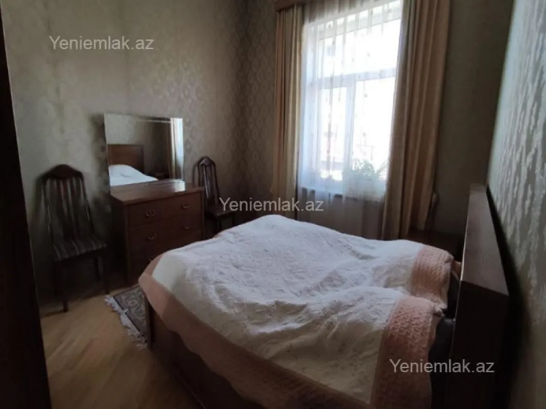 Satılır 8 otaqlı həyət evi 250 m²