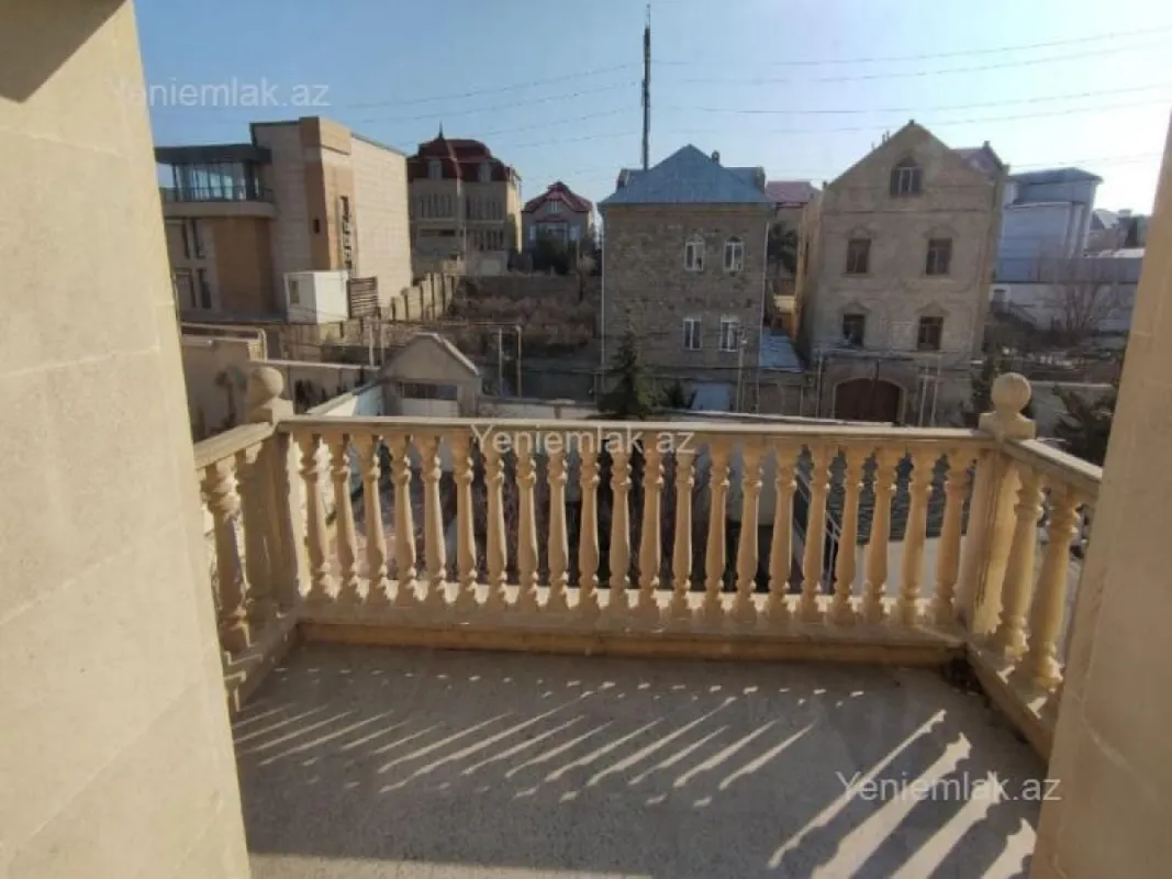 Satılır 8 otaqlı həyət evi 250 m²