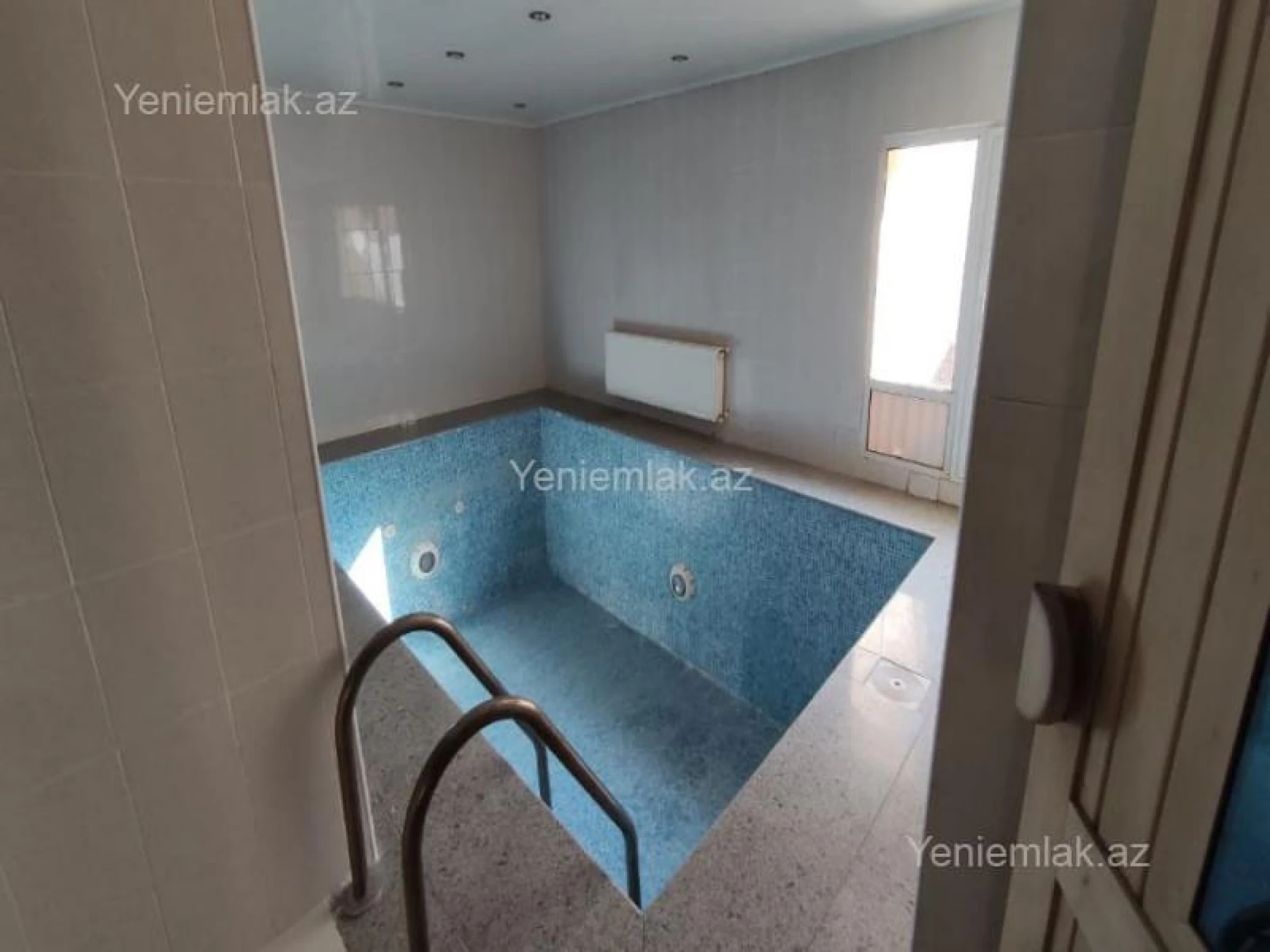 Satılır 8 otaqlı həyət evi 250 m²