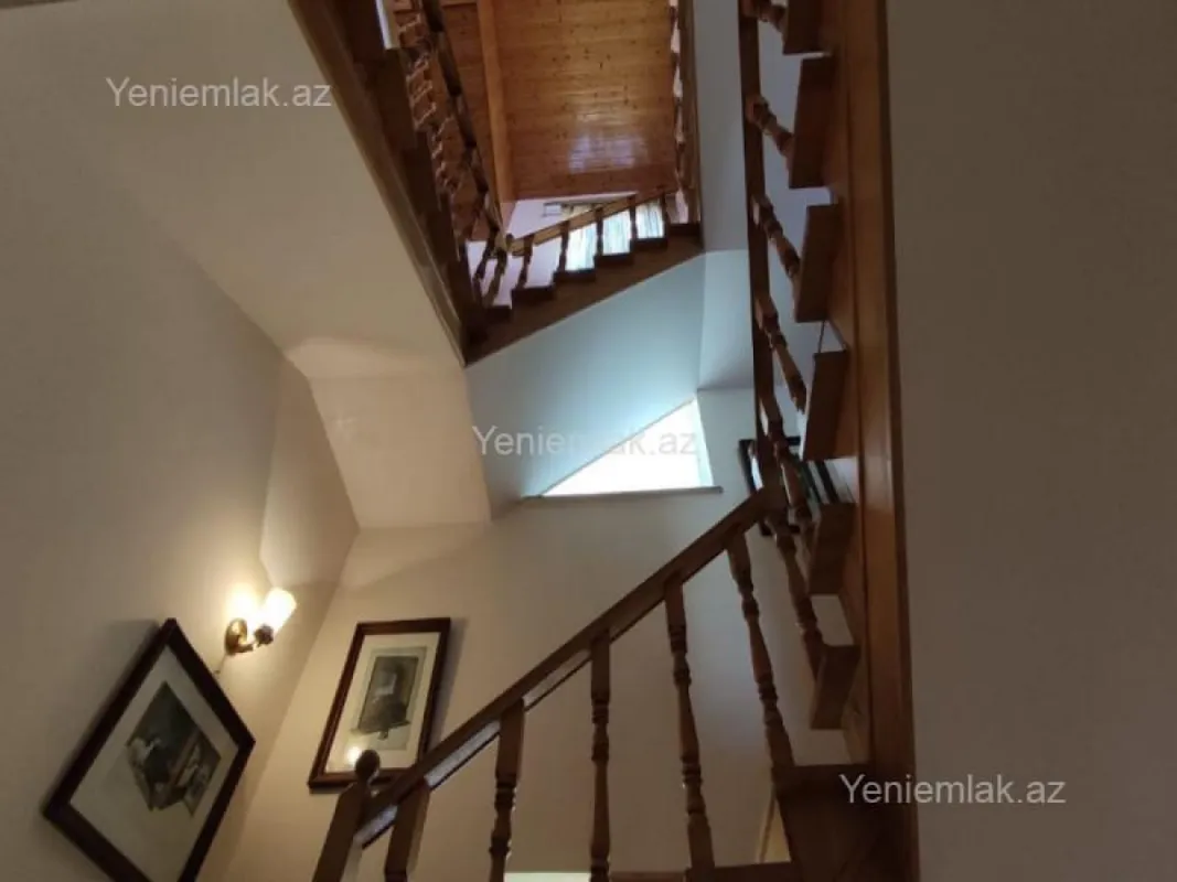 Satılır 8 otaqlı həyət evi 250 m²