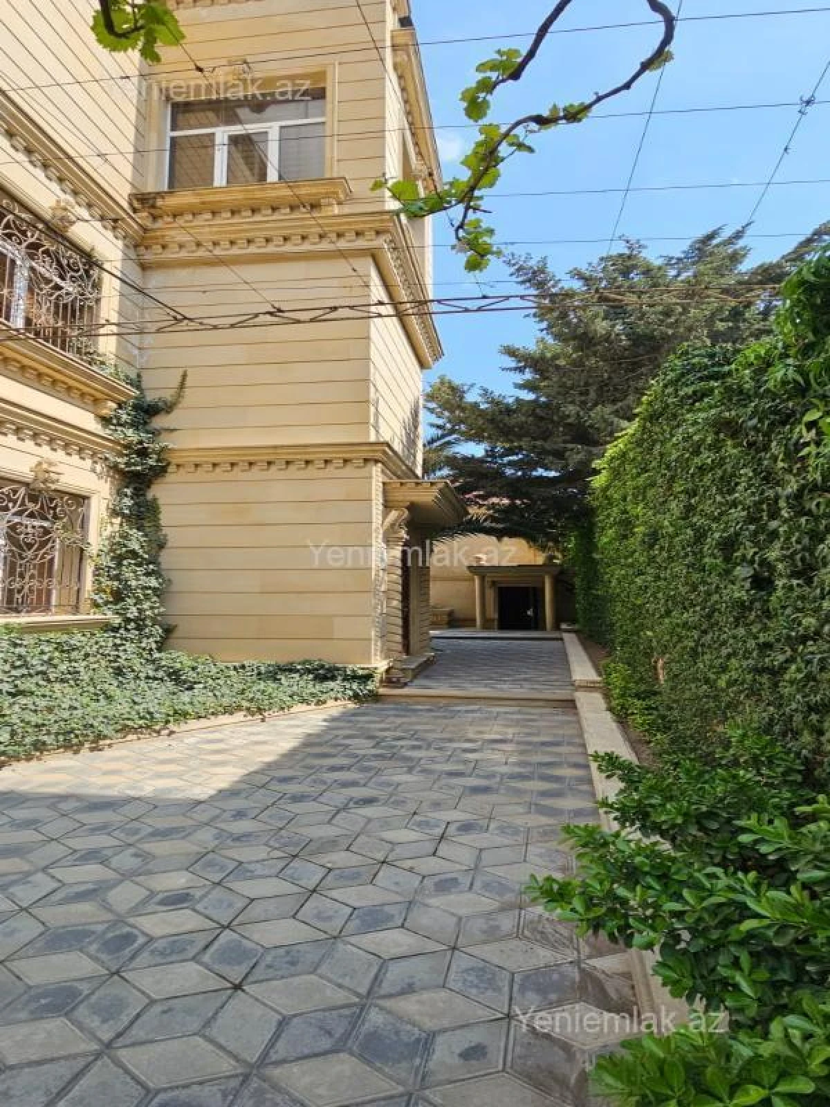 Satılır 7 otaqlı həyət evi 590 m²