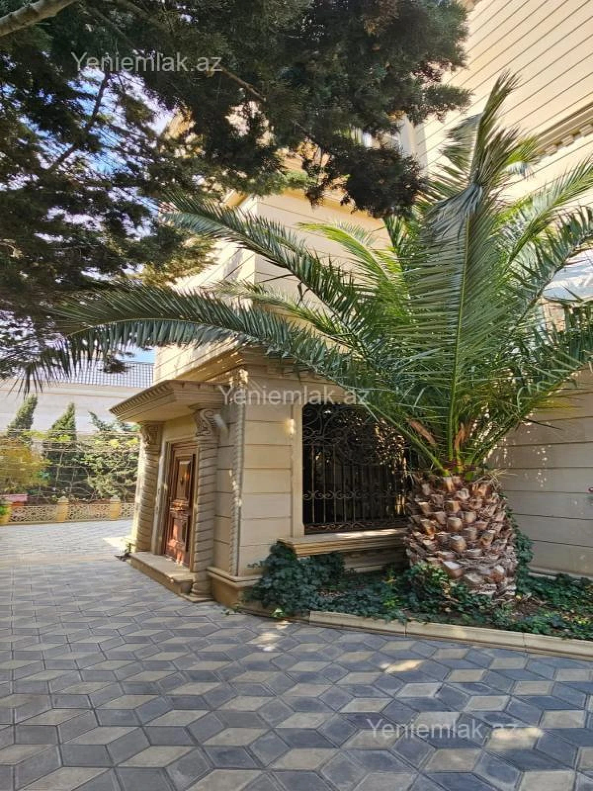 Satılır 7 otaqlı həyət evi 590 m²