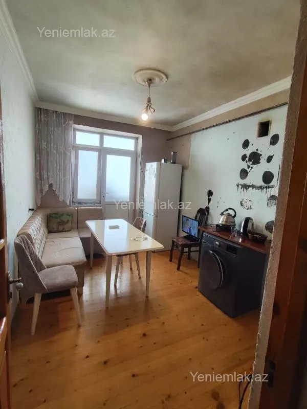 Satılır 3 otaqlı köhnə tikili 90 m²
