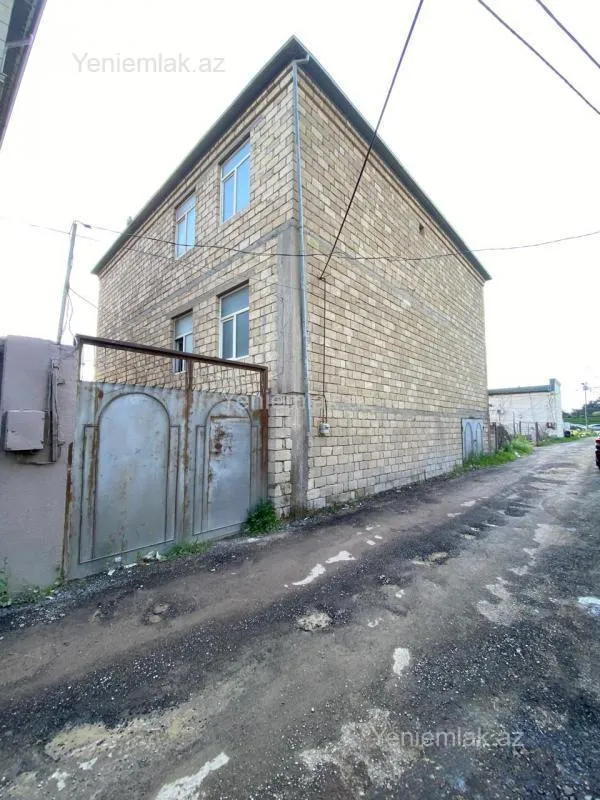 Satılır 7 otaqlı həyət evi 488 m²