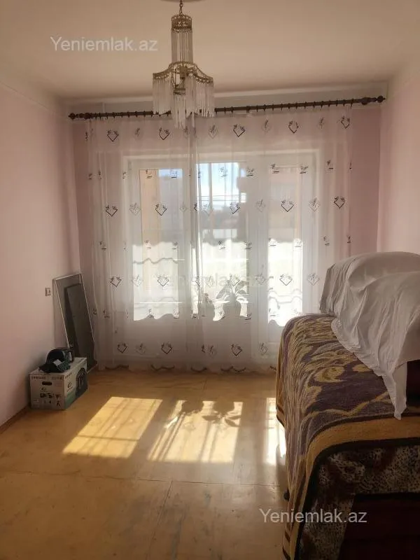 Satılır 4 otaqlı köhnə tikili 100 m²