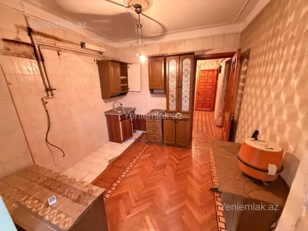 Satılır 4 otaqlı köhnə tikili 110 m²