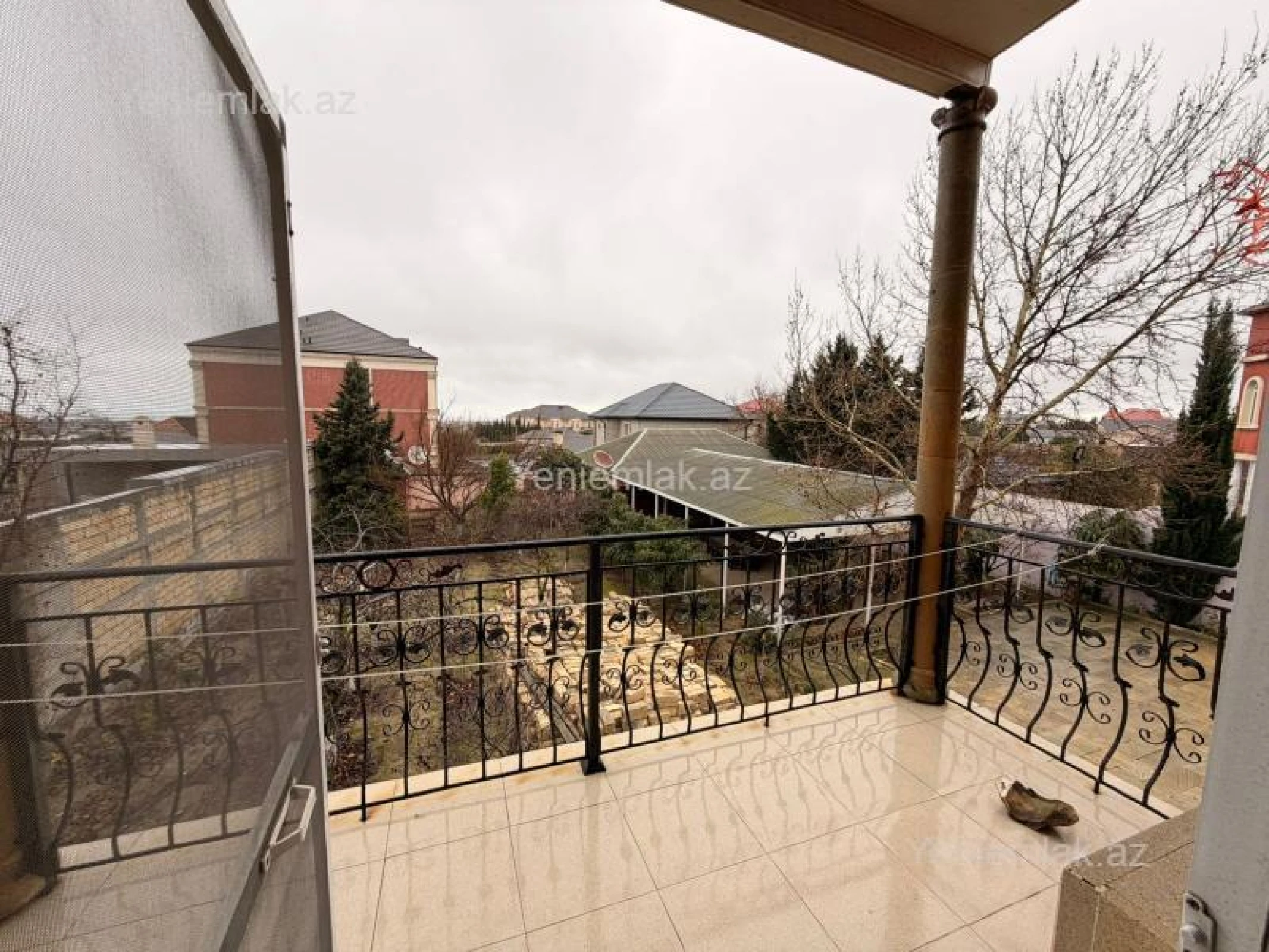 Satılır 5 otaqlı həyət evi 255 m²