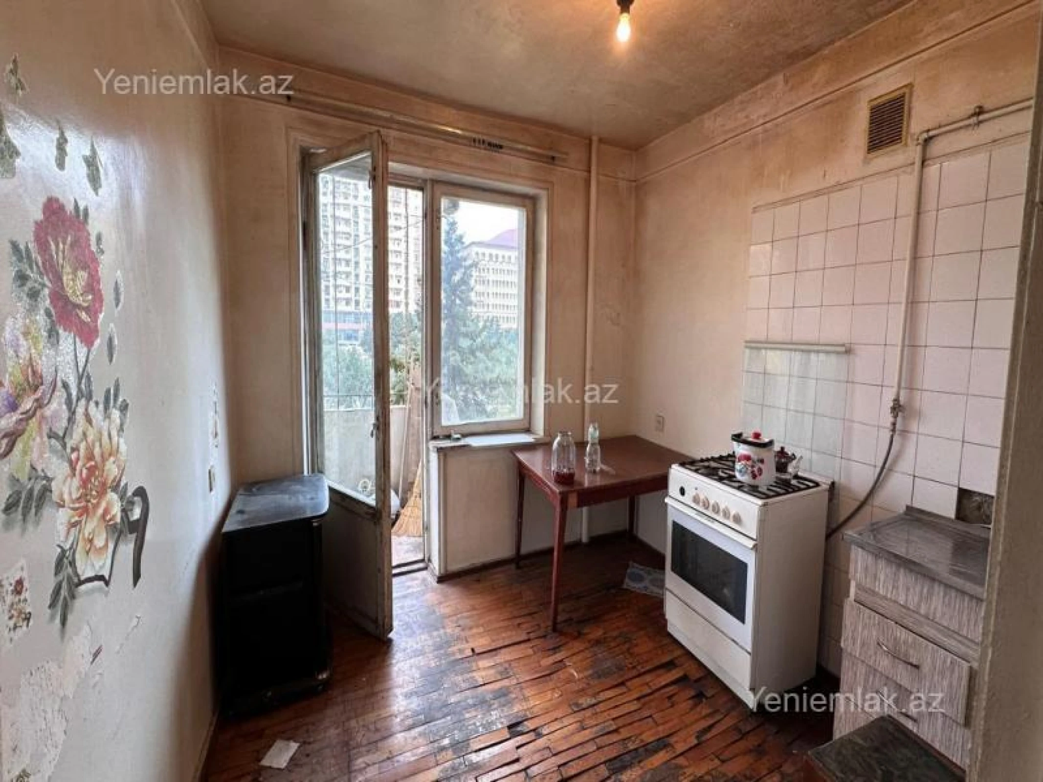 Satılır 4 otaqlı köhnə tikili 115 m²
