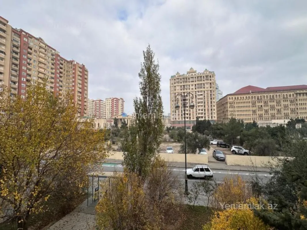 Satılır 4 otaqlı köhnə tikili 115 m²