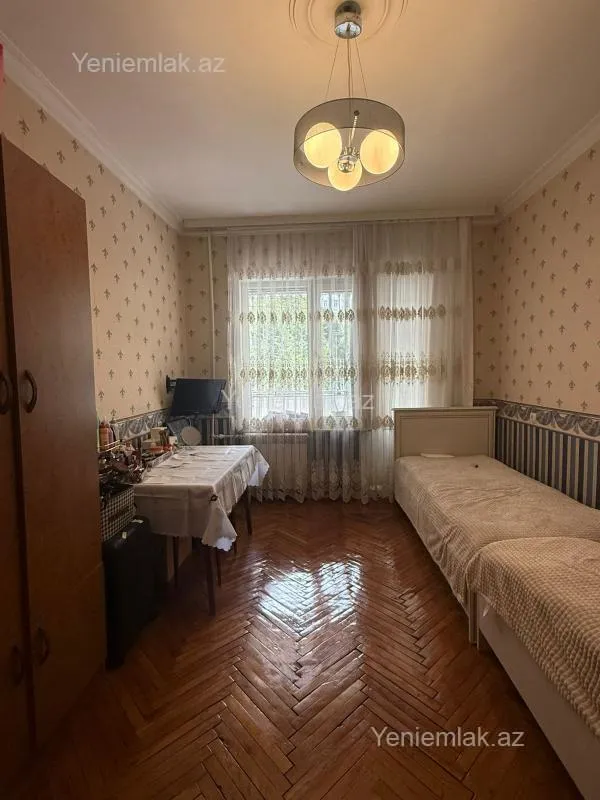 Satılır 4 otaqlı köhnə tikili 110 m²