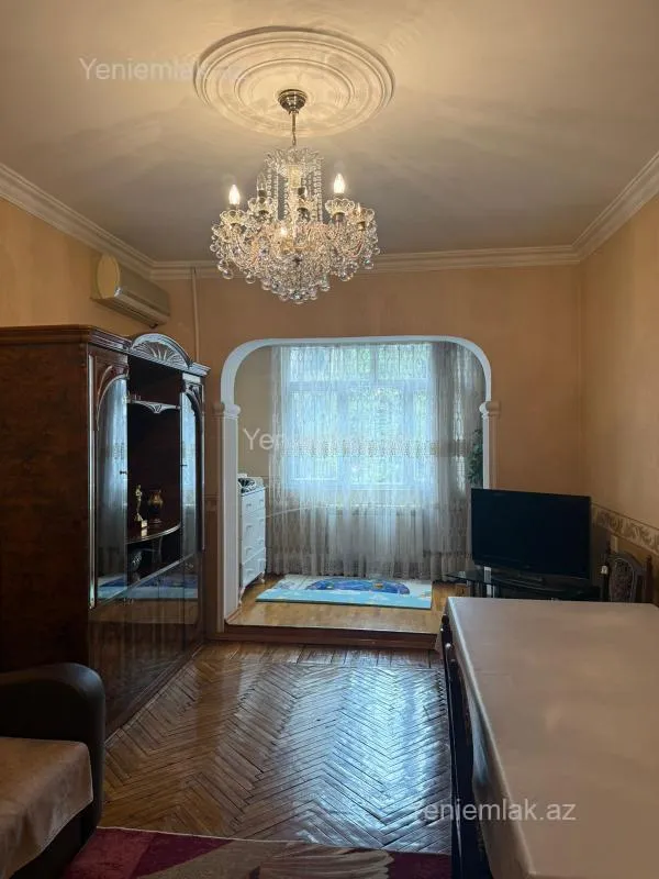 Satılır 4 otaqlı köhnə tikili 110 m²