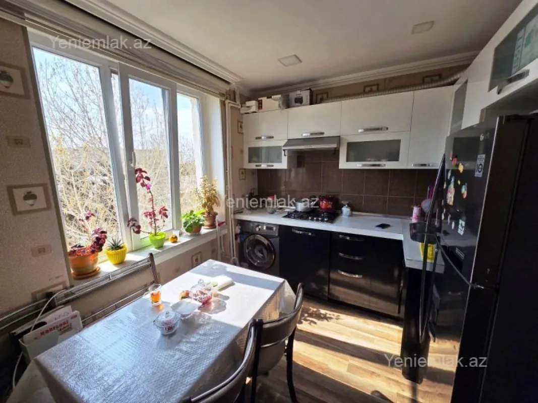 Satılır 2 otaqlı köhnə tikili 60 m²