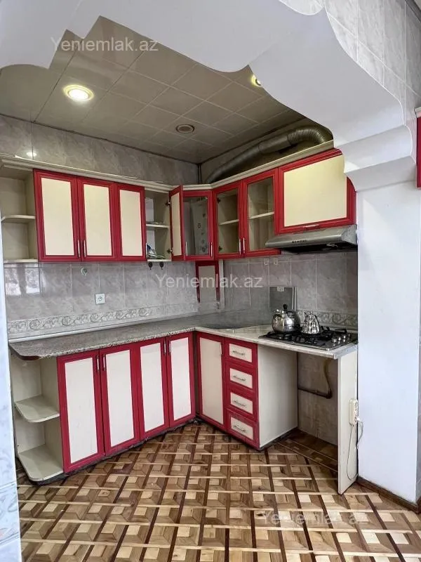 Satılır 4 otaqlı köhnə tikili 100 m²