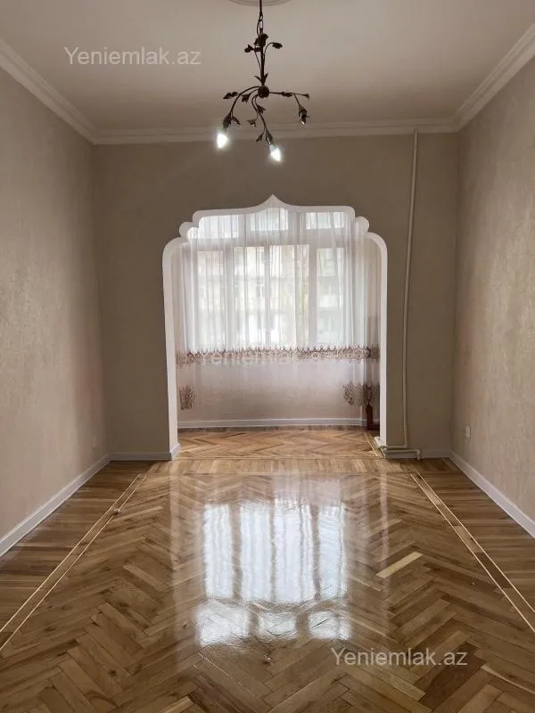 Satılır 4 otaqlı köhnə tikili 100 m²
