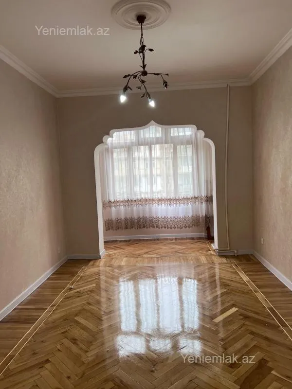 Satılır 4 otaqlı köhnə tikili 100 m²
