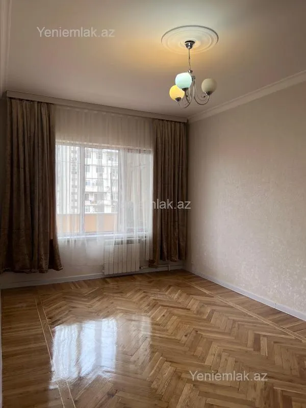 Satılır 4 otaqlı köhnə tikili 100 m²