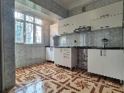 Satılır 3 otaqlı köhnə tikili 90 m²