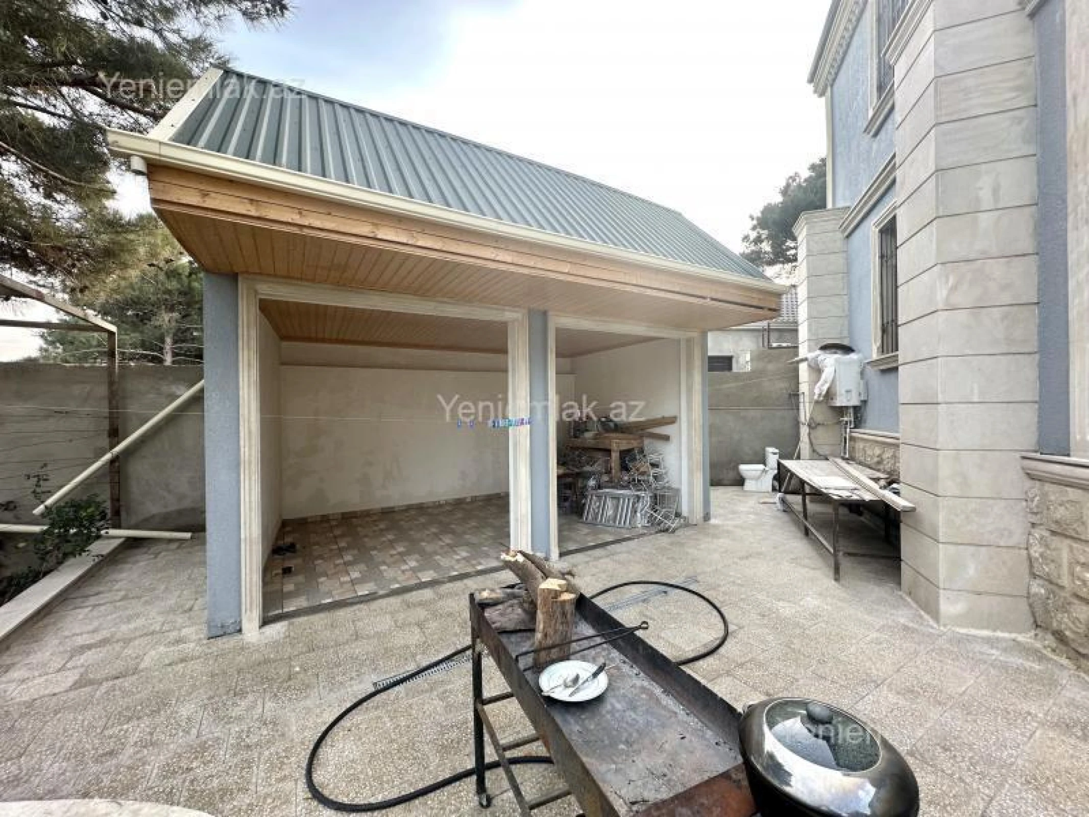 Satılır 8 otaqlı həyət evi 300 m²