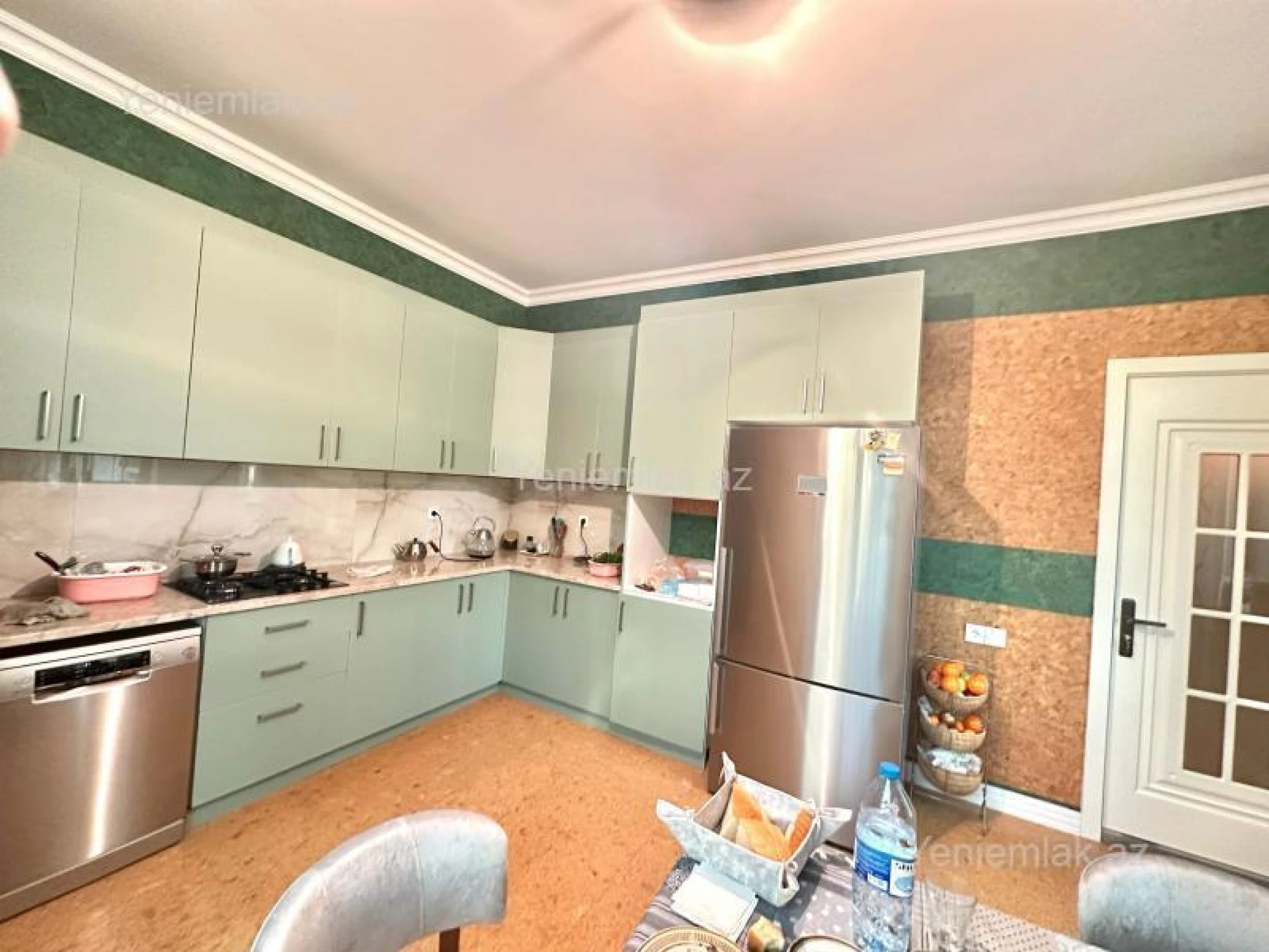 Satılır 8 otaqlı həyət evi 300 m²