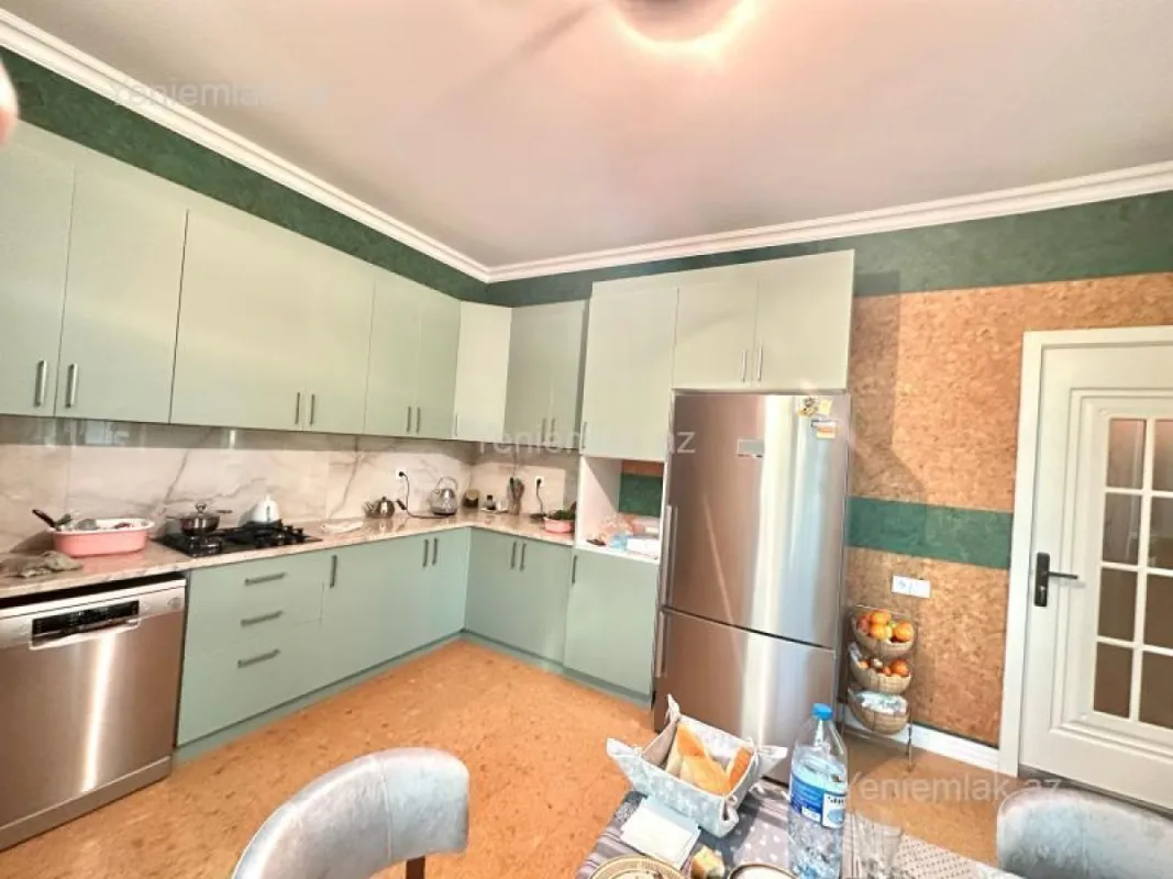 Satılır 8 otaqlı həyət evi 300 m²