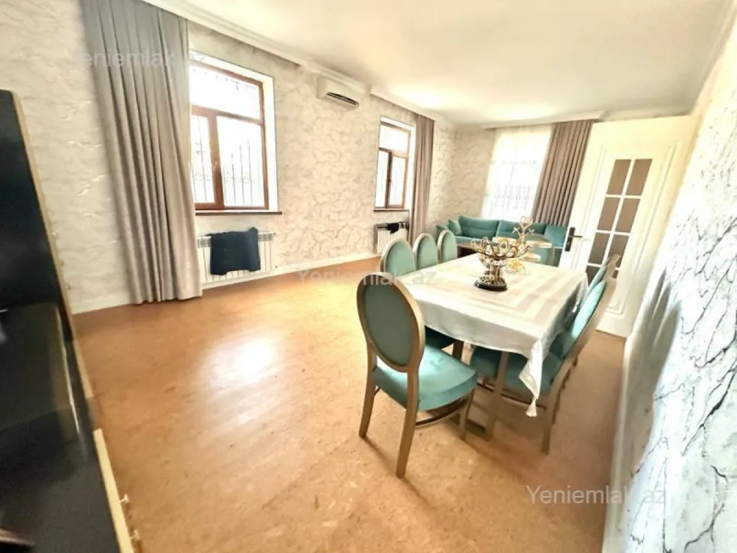 Satılır 8 otaqlı həyət evi 300 m²