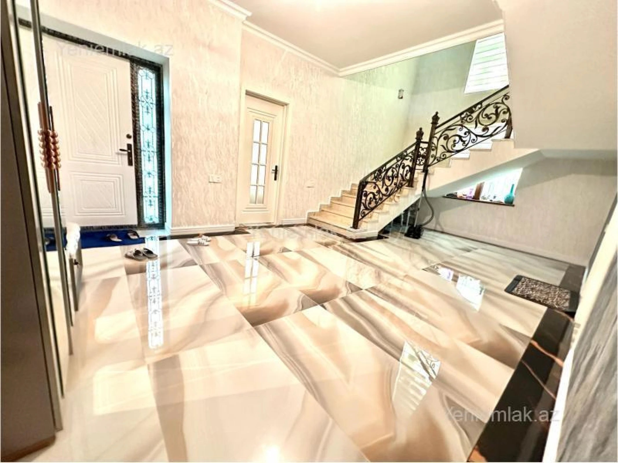 Satılır 8 otaqlı həyət evi 300 m²