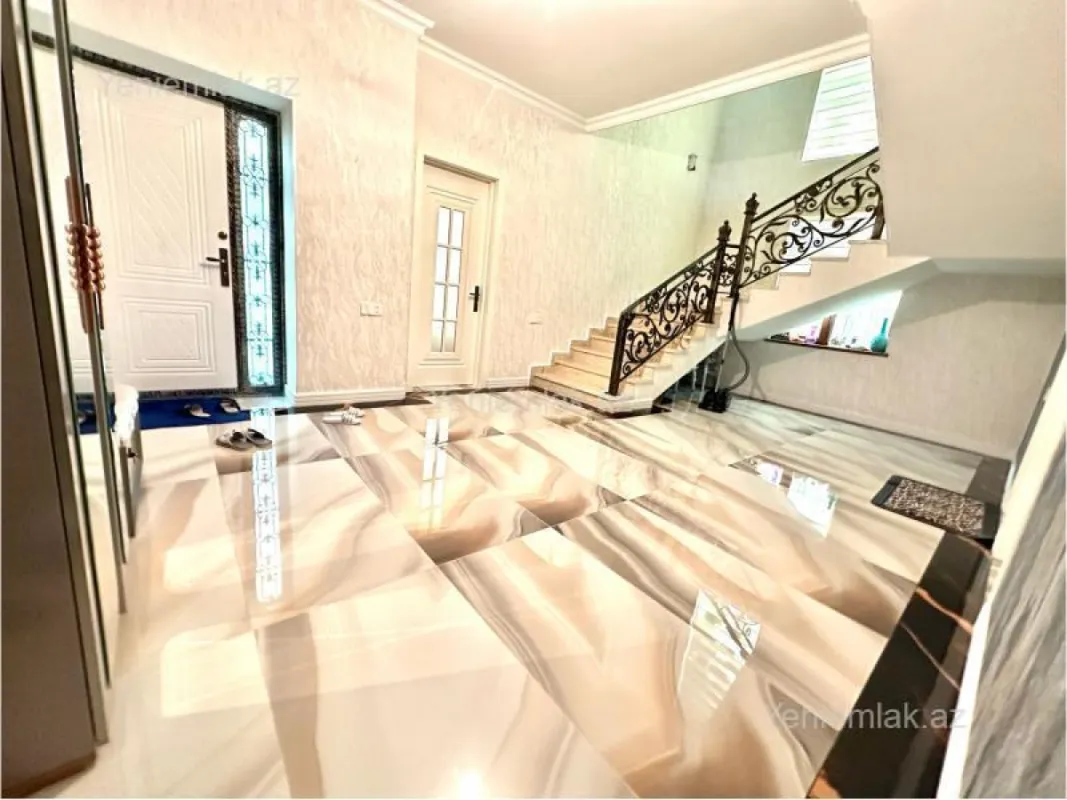 Satılır 8 otaqlı həyət evi 300 m²
