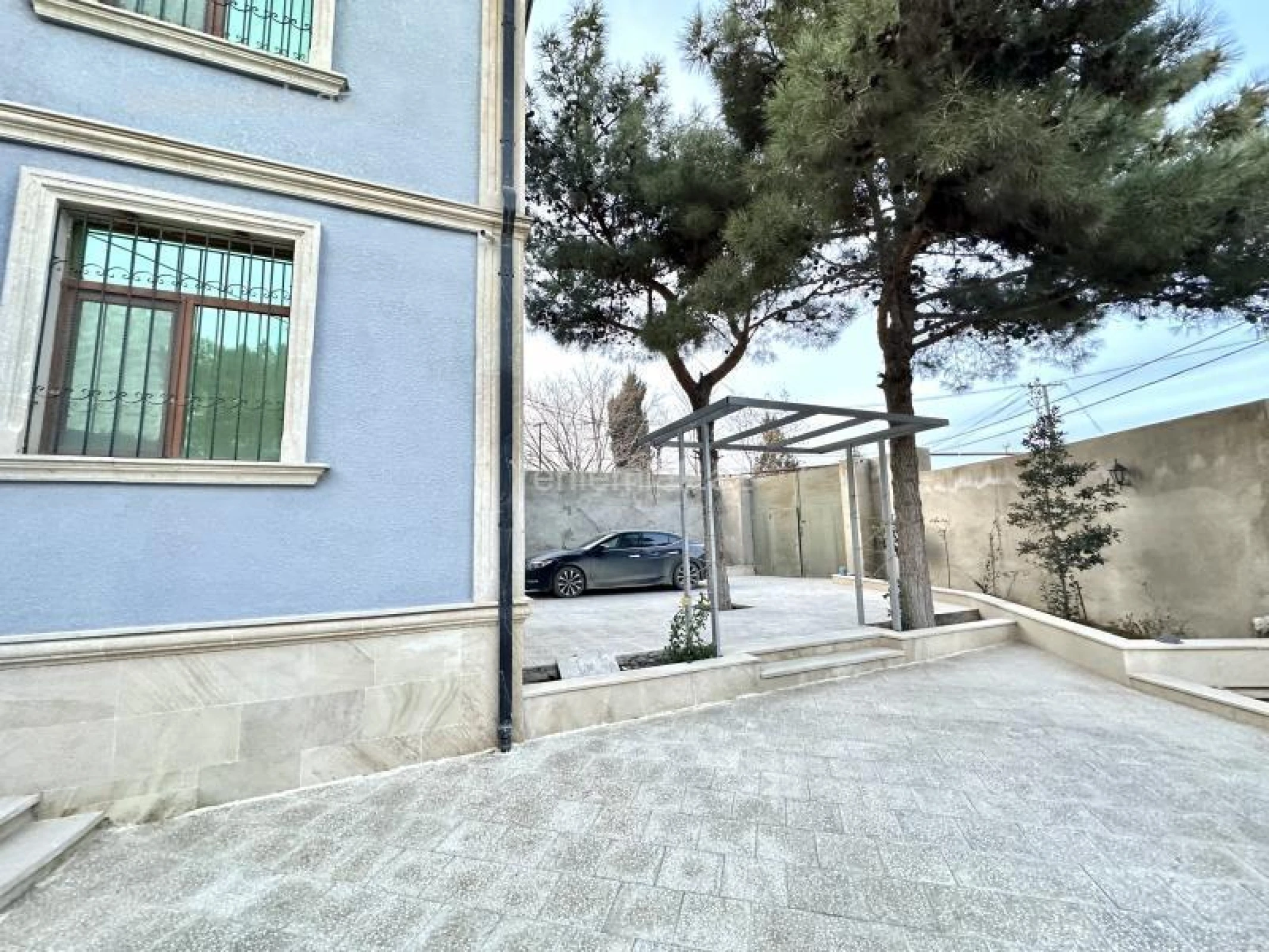 Satılır 8 otaqlı həyət evi 300 m²