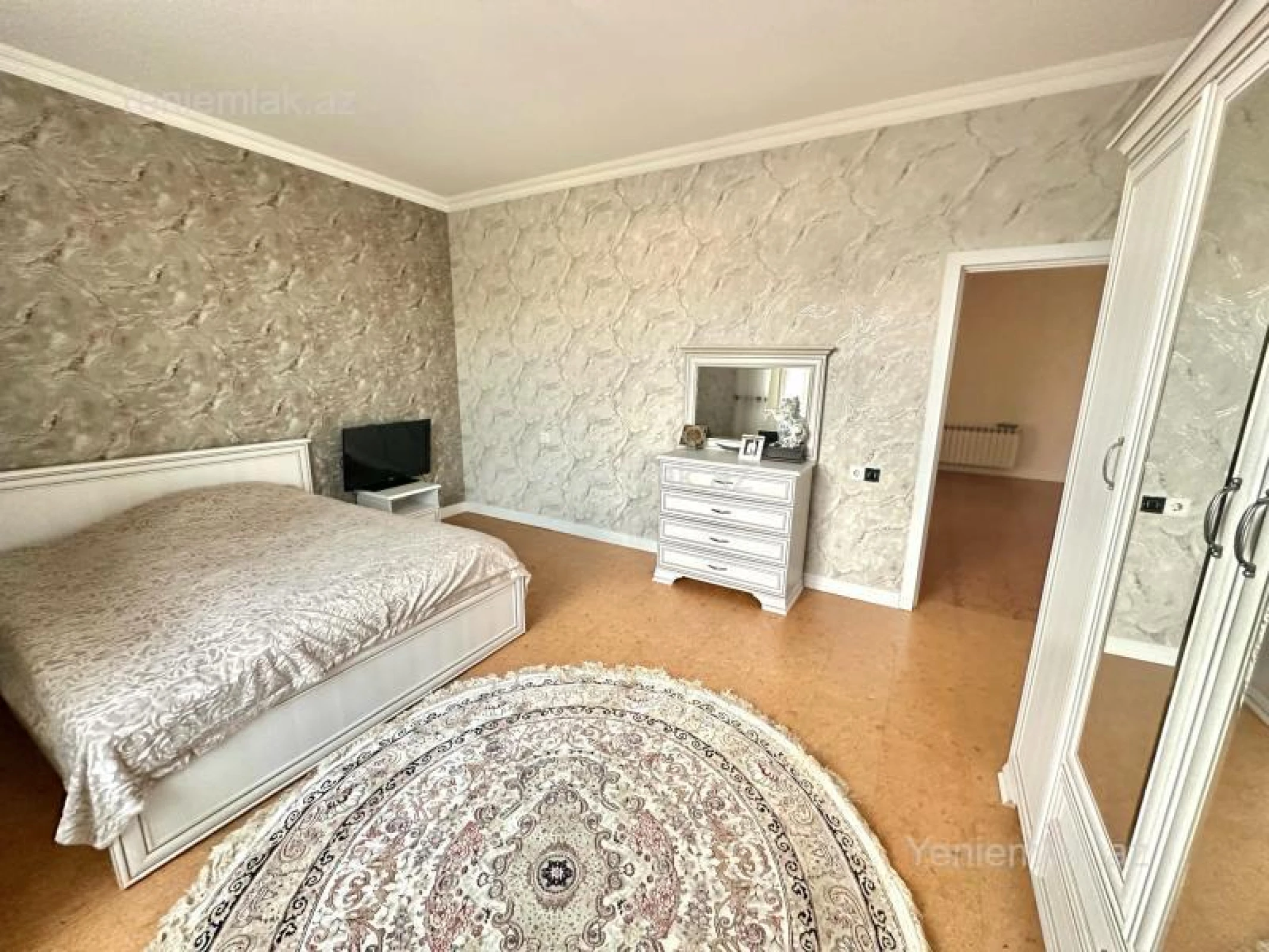 Satılır 8 otaqlı həyət evi 300 m²