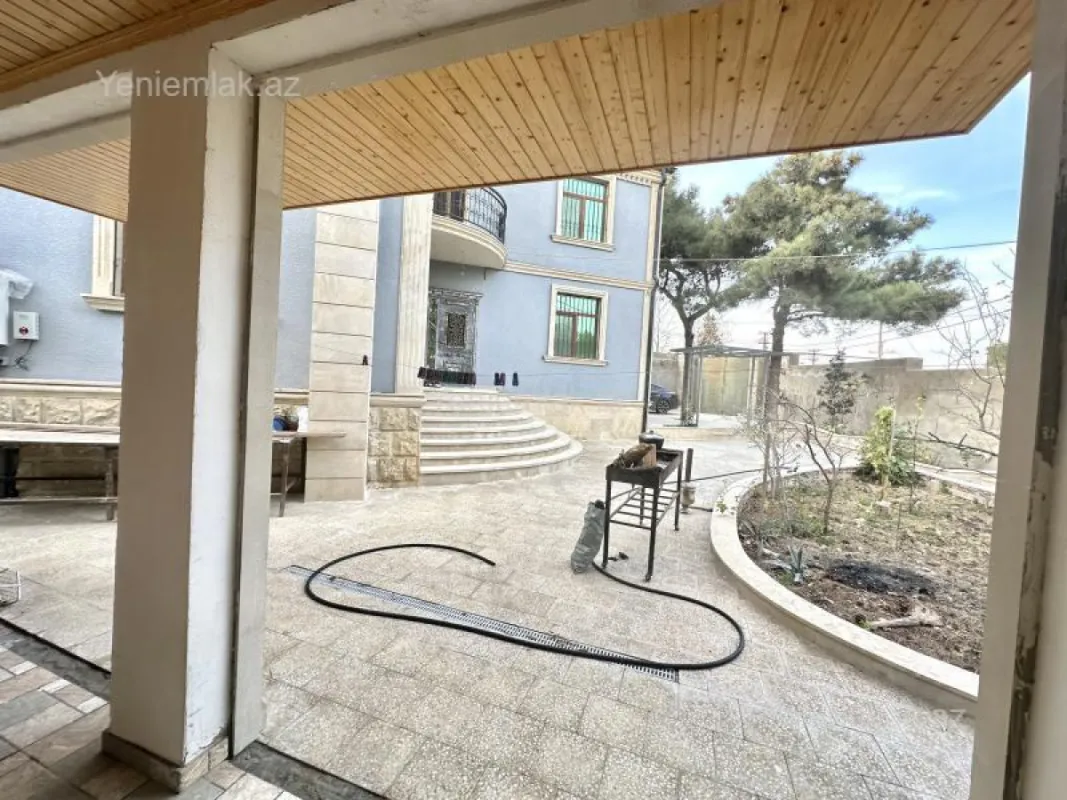 Satılır 8 otaqlı həyət evi 300 m²