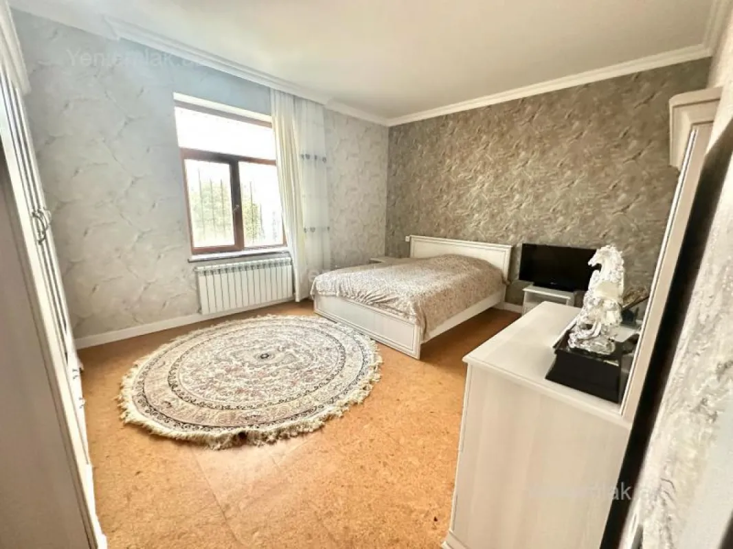Satılır 8 otaqlı həyət evi 300 m²