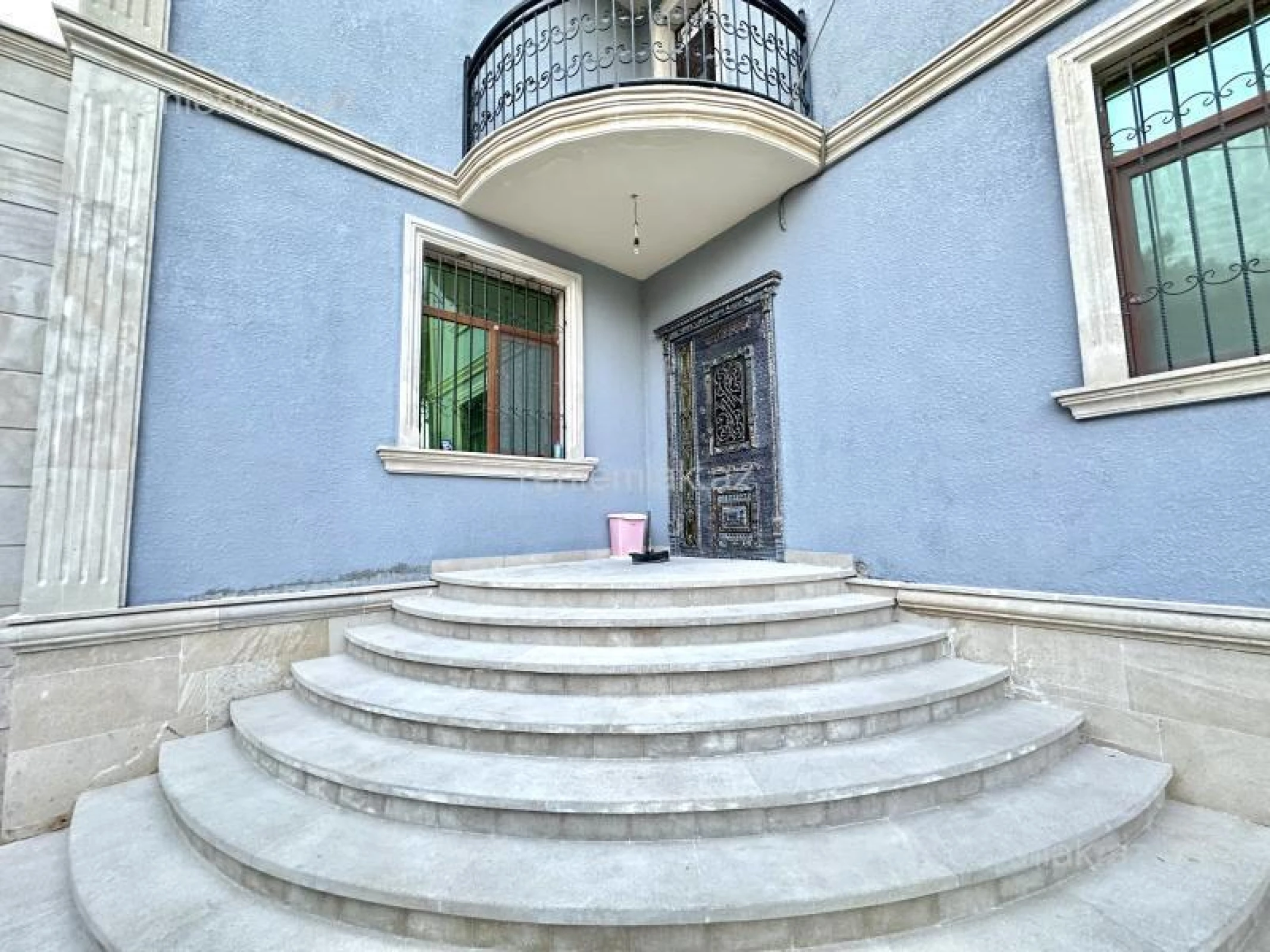 Satılır 8 otaqlı həyət evi 300 m²
