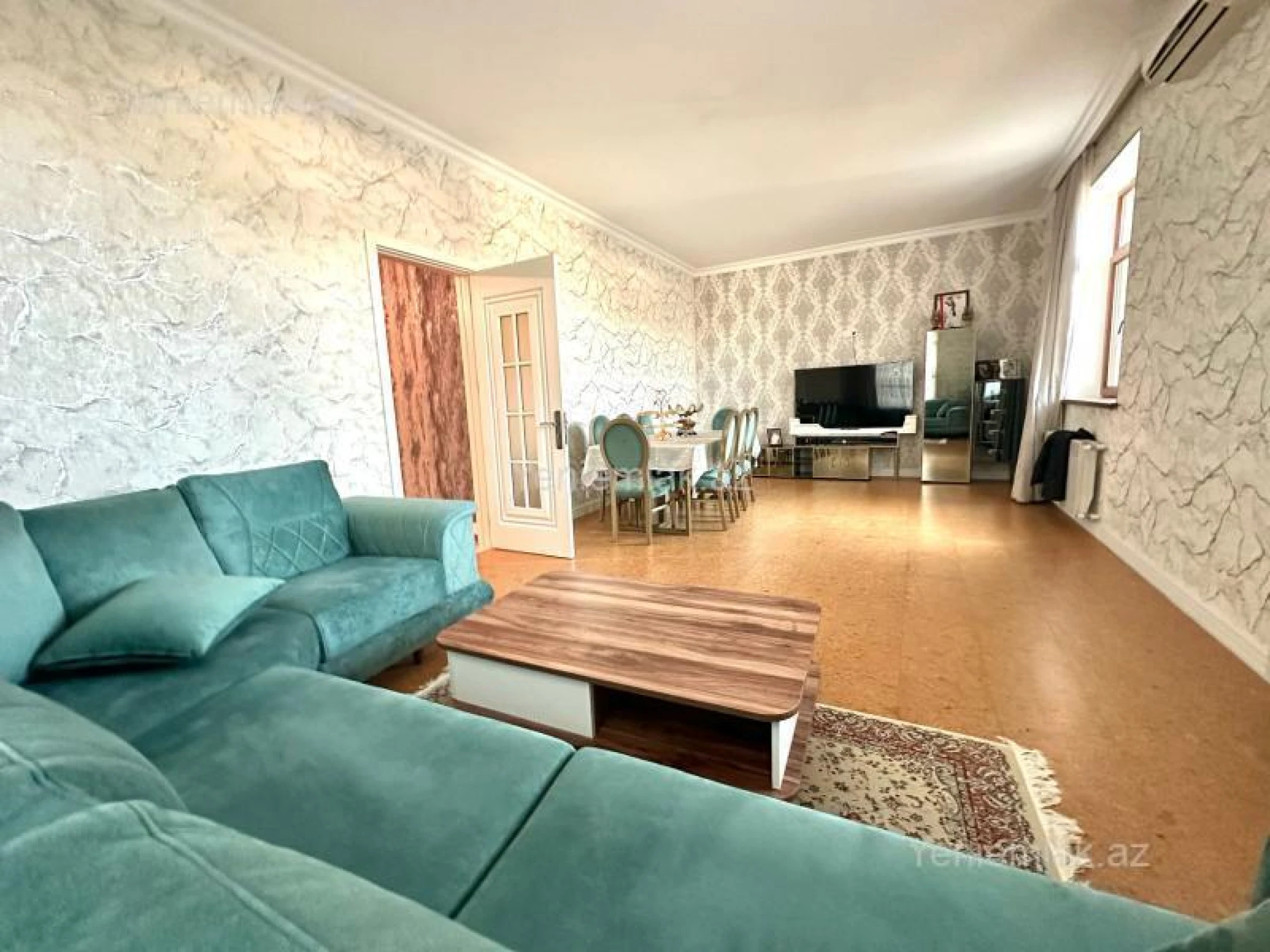 Satılır 8 otaqlı həyət evi 300 m²