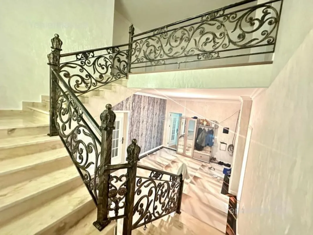 Satılır 8 otaqlı həyət evi 300 m²