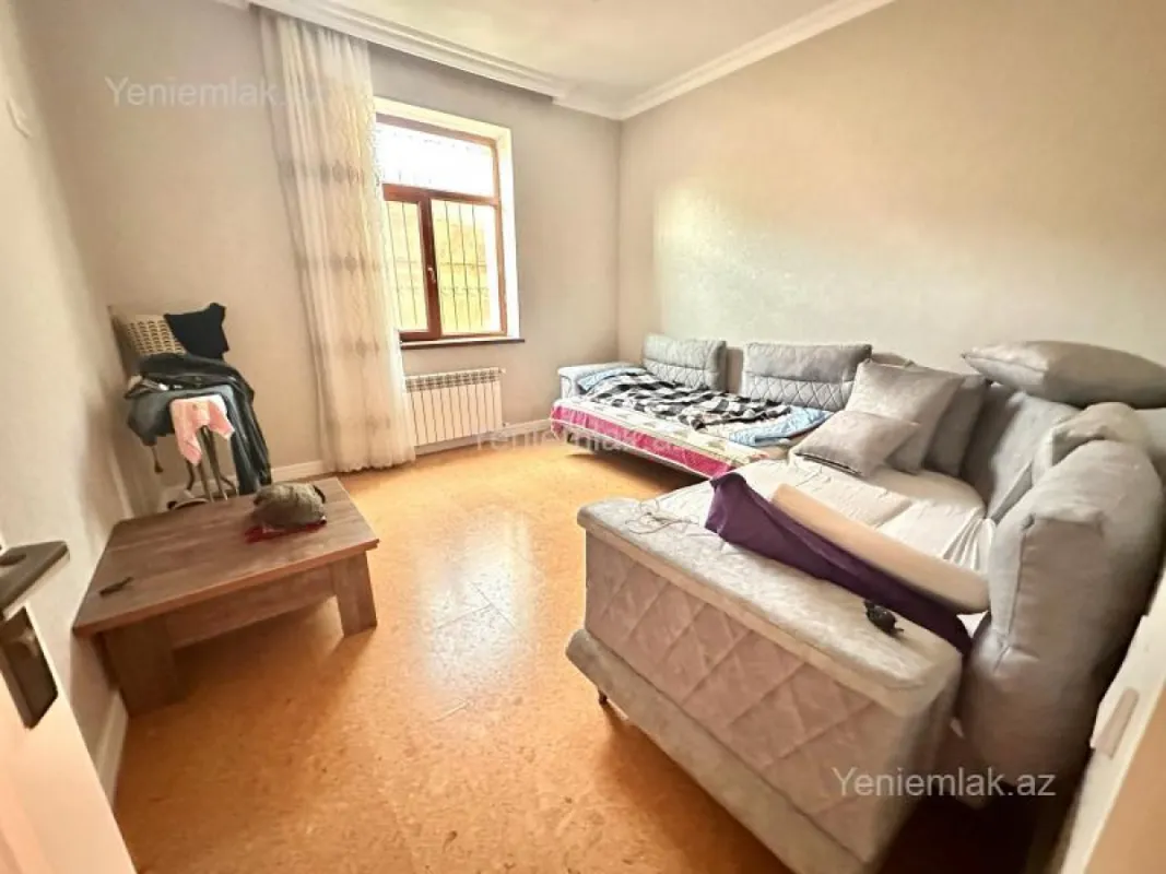 Satılır 8 otaqlı həyət evi 300 m²