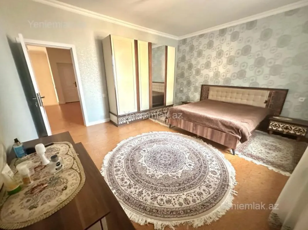Satılır 8 otaqlı həyət evi 300 m²
