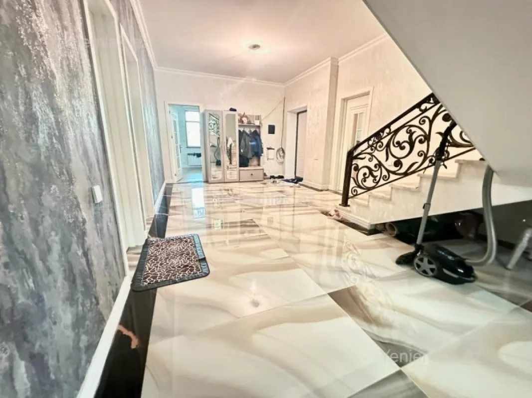 Satılır 8 otaqlı həyət evi 300 m²
