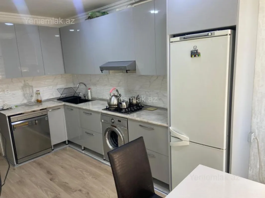 Satılır 4 otaqlı köhnə tikili 90 m²