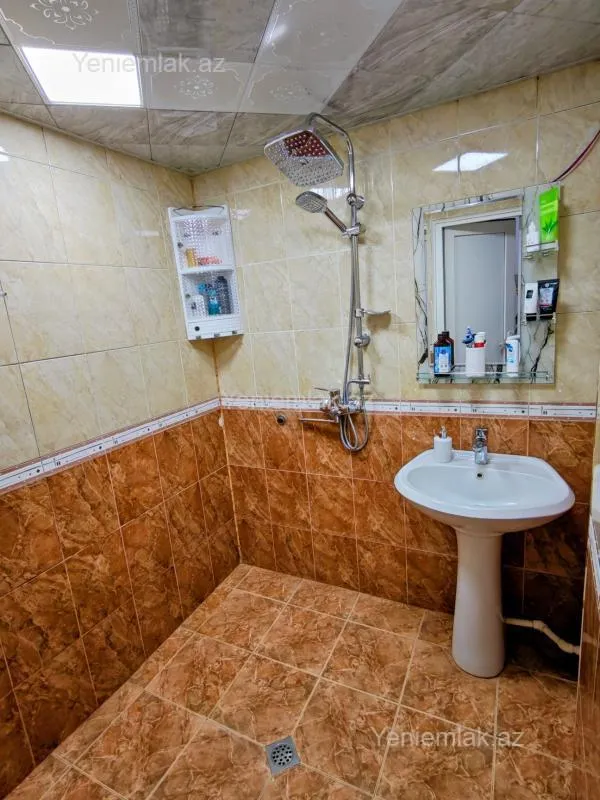 Satılır 4 otaqlı köhnə tikili 100 m²