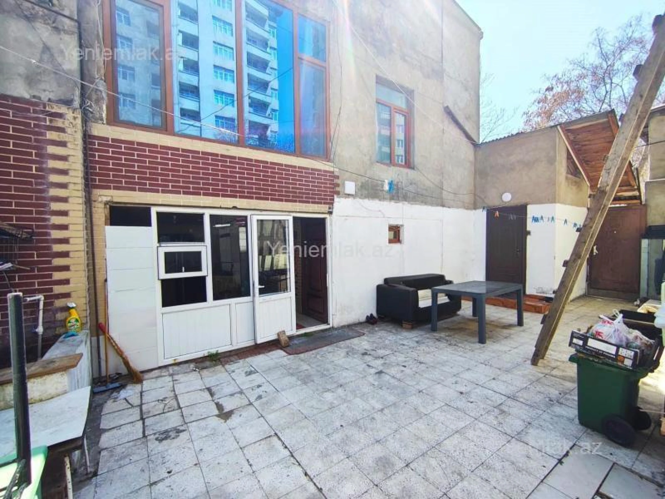 Satılır 12 otaqlı həyət evi 500 m²